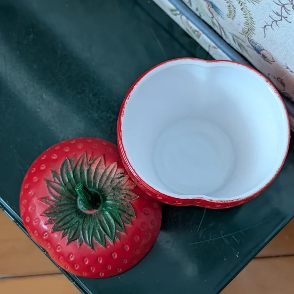 Vtg Milk Glass Strawberry Jar - Picture 4 of 13